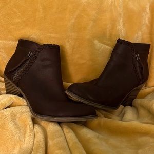 MIA Women’s size 10 brown suede ankle boots